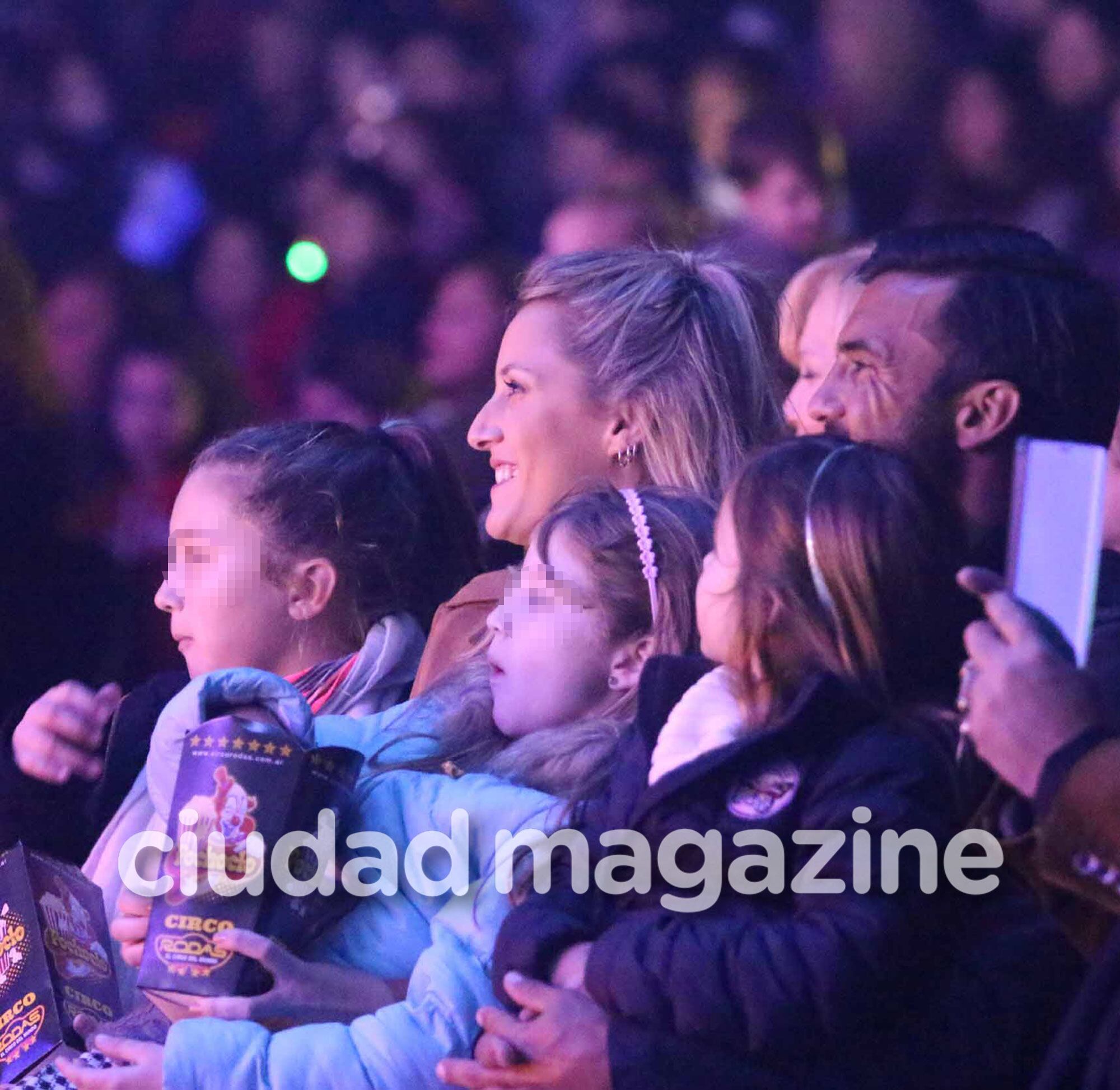 ¡Amor sin escándalos! Viciconte, súper compinche con las hijas de Cubero y Nicole en una noche de circo. (Foto: Movilpress)