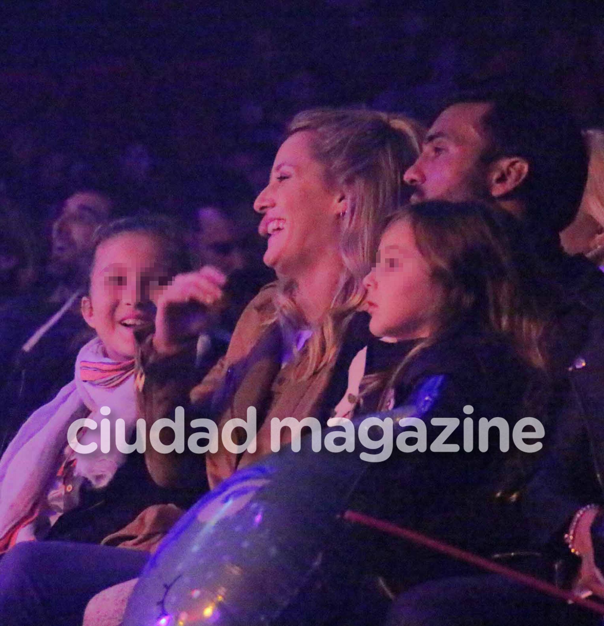 ¡Amor sin escándalos! Viciconte, súper compinche con las hijas de Cubero y Nicole en una noche de circo. (Foto: Movilpress)