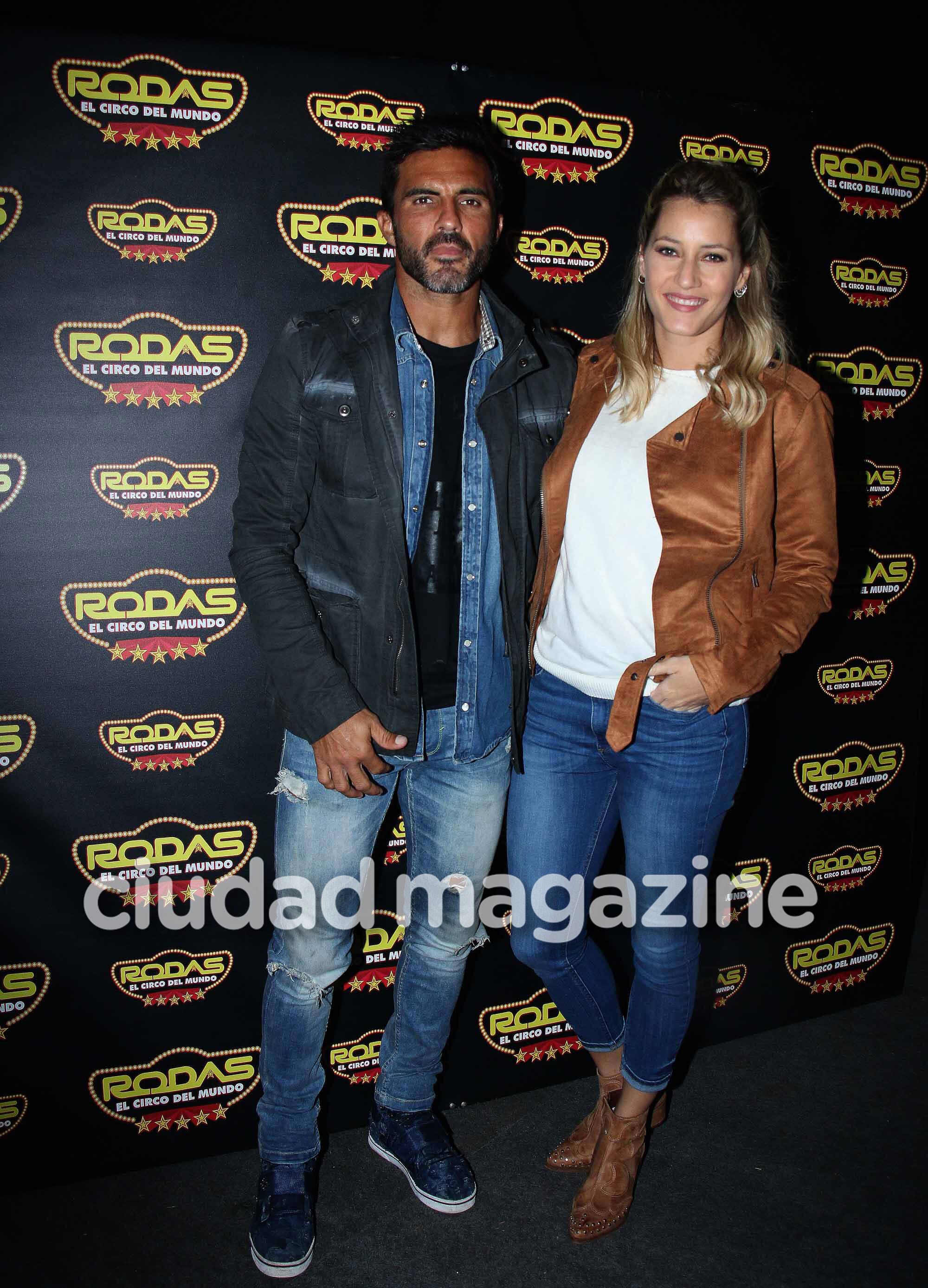 ¡Amor sin escándalos! Viciconte, súper compinche con las hijas de Cubero y Nicole en una noche de circo. (Foto: Movilpress)
