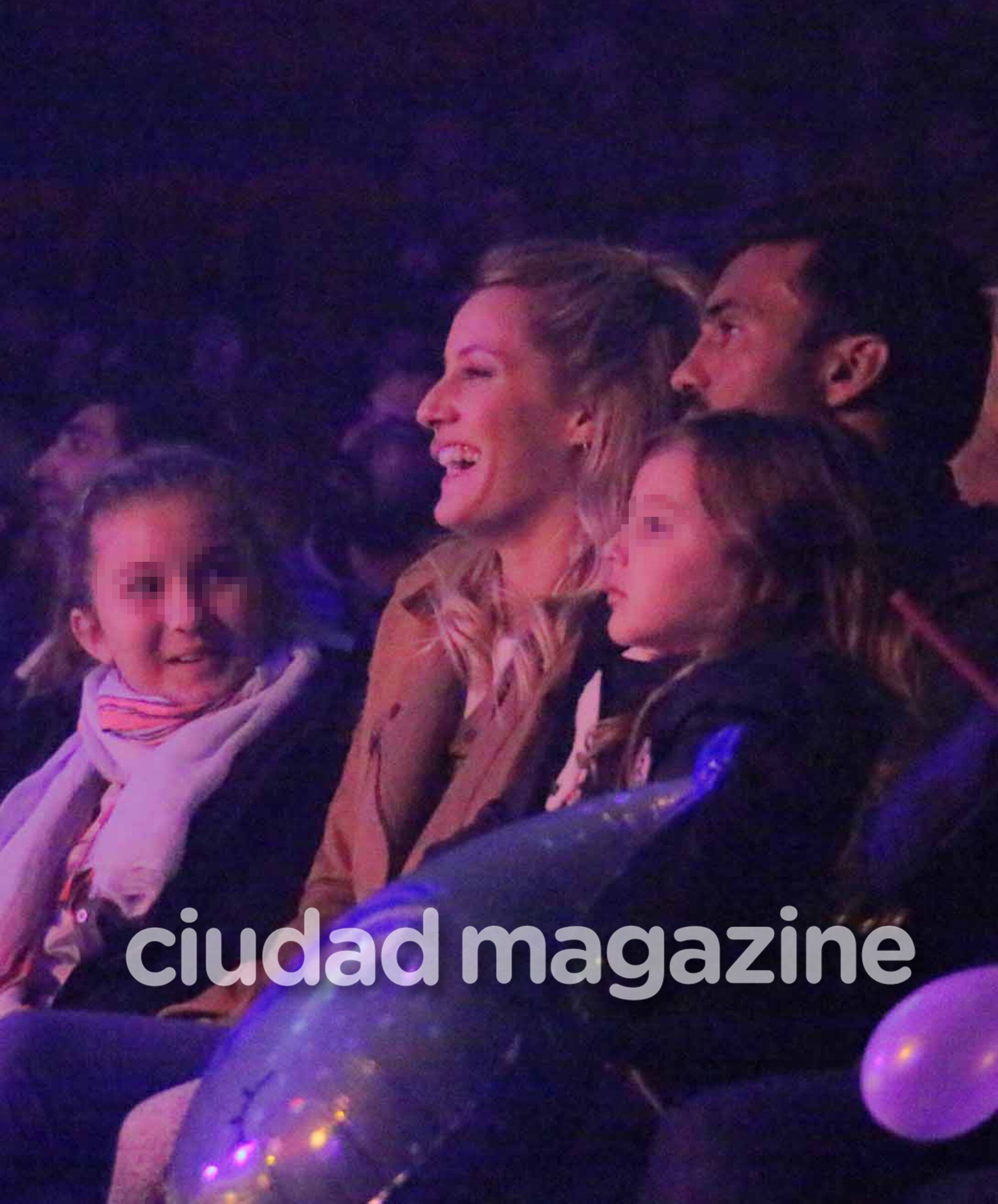 ¡Amor sin escándalos! Viciconte, súper compinche con las hijas de Cubero y Nicole en una noche de circo. (Foto: Movilpress)