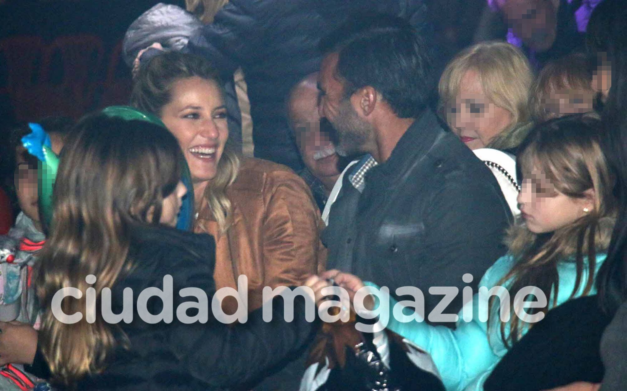 ¡Amor sin escándalos! Viciconte, súper compinche con las hijas de Cubero y Nicole en una noche de circo. (Foto: Movilpress)