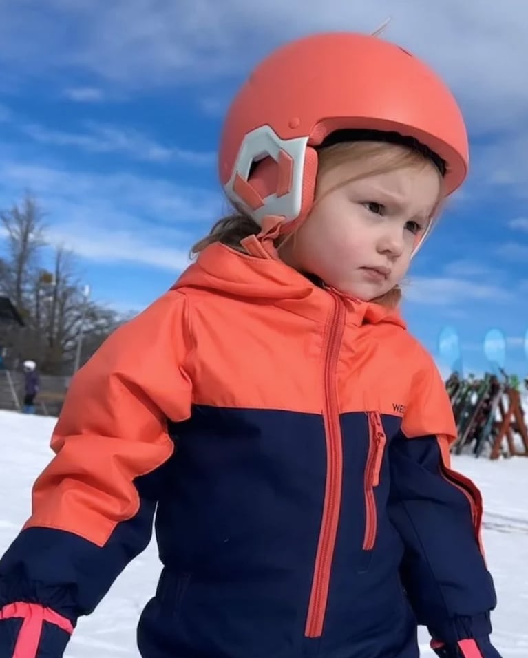 Ana eligió el azul y el naranja para sus outfits de nieve.