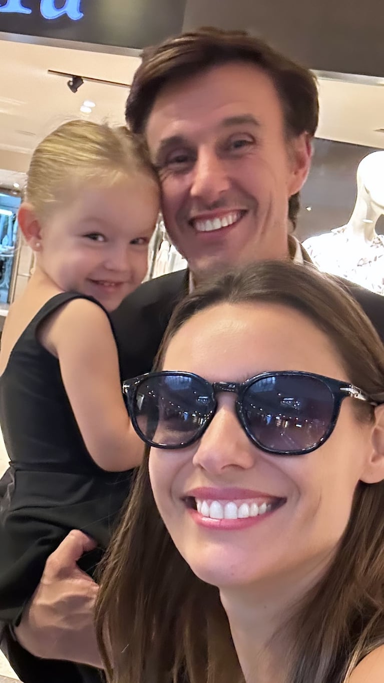 Ana García Moritán fue a la clase de ballet acompañada por sus padres, Pampita y Roberto García Moritán. Fuente: Instagram.