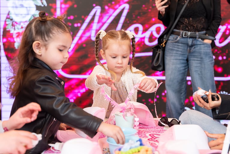 Ana García Moritán y Sarah Burlando en el cumpleaños de Moorea, la hija de Floppy Tesouro y Rodrigo Fernández Prieto (Foto: Prensa).