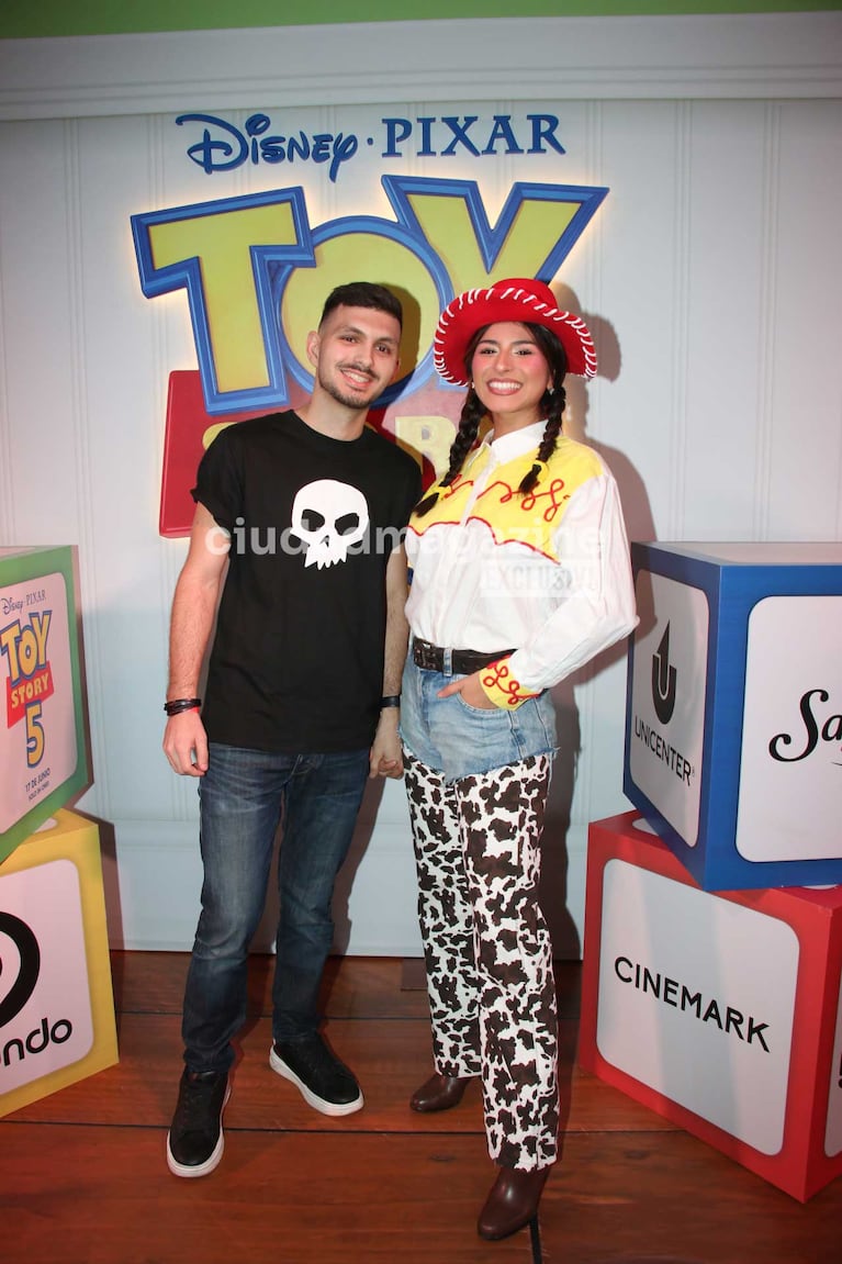Anabel Sánchez y acompañante caracterizados como Jessi y Syd (Foto: Movilpress)