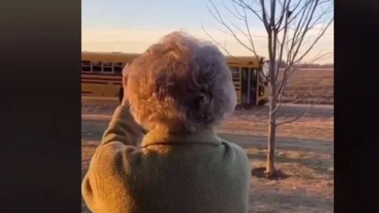 Anciana se levanta cada mañana para saludar a un bus escolar