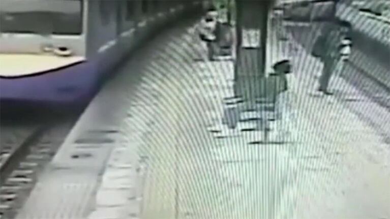 Anciano cayó frente a un tren en movimiento
