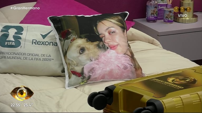 Andrea del Boca y su almohada con la cara de su hija y su perro en la casa de GH (Foto: capturas de Telefé).
