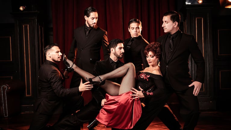 Andrea Ghidone dirige y protagoniza Ellas son Tango.