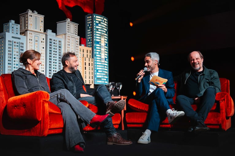 Andrea Pietra, Ariel Staltari y Marcelo Subiotto con El Pollo Álvarez (Foto: Rafa Cardelli / Netflix)