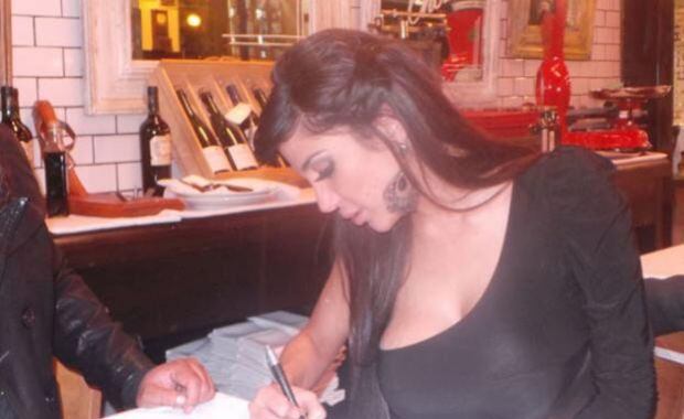 Andrea Rincón, al firmar el contrato para protagonizar la película El Cuarto en Bolivia. (Foto: archivo Web)