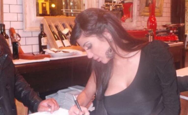 Andrea Rincón, al firmar el contrato para protagonizar la película El Cuarto en Bolivia. (Foto: archivo Web)