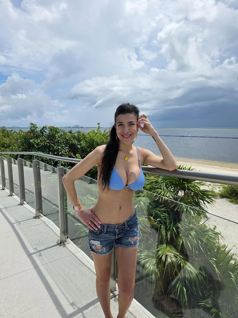 Andrea Rincón se fue de vacaciones al Caribe: sus fotos con una microbikini lila | Créditos: Instagram @andrearincon_top