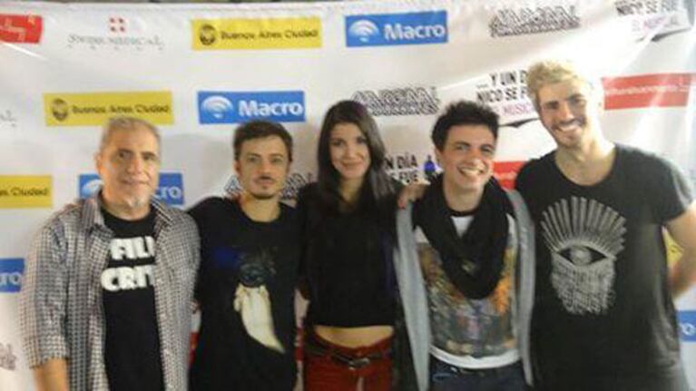 Andrea Rincón y Ale Sergi fueron al teatro, donde se fotografiaron (Foto: Twitter). 