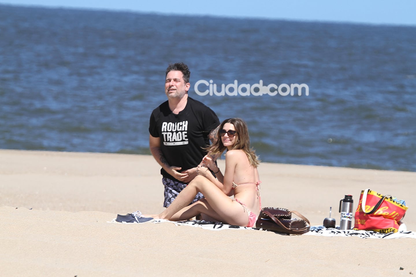 Andrés Calamaro y Micaela Breque, amor y relax en Punta del Este (Foto: PC3)