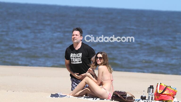 Andrés Calamaro y Micaela Breque, amor y relax en Punta del Este (Foto: PC3)