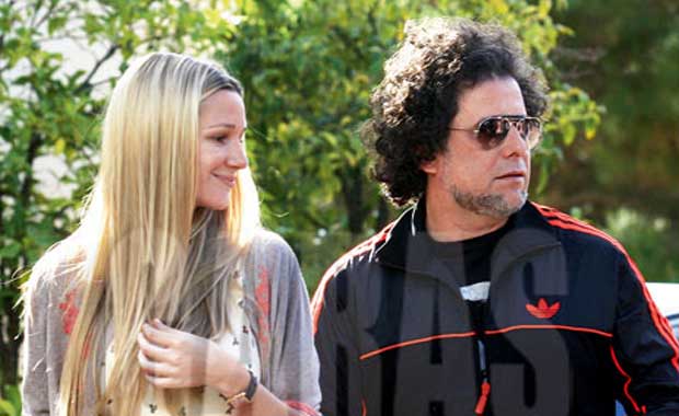 Andrés Calamaro y su novia, Micaela Breque. (Foto: revista Caras)
