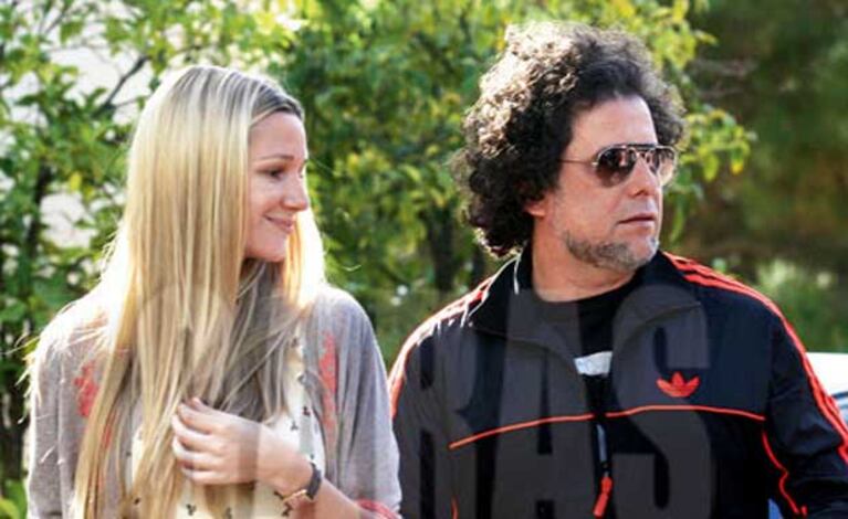 Andrés Calamaro y su novia, Micaela Breque. (Foto: revista Caras)
