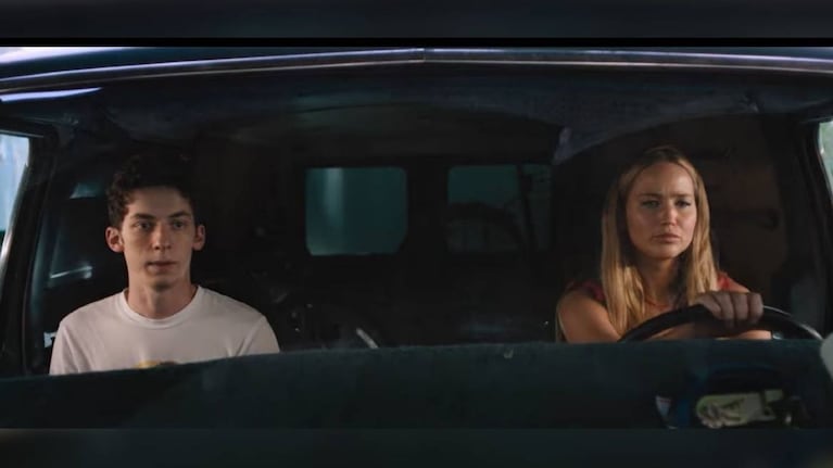 Andrew Barth Feldman acompaña muy bien a la actriz en la comedia de Netflix.