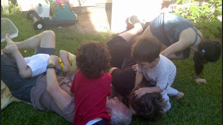 Andy Kusnetzoff jugó con los chicos en el asado (Foto: Twitter).