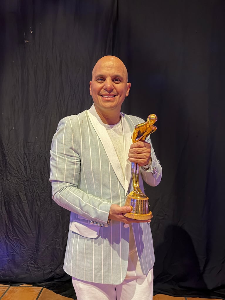 Ángel Carabajal con el Carlos de Oro