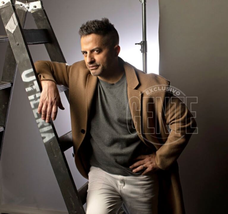 Ángel de Brito posó súper canchero y seductor en la producción para Gente: "Me divierte ser indescifrable"
