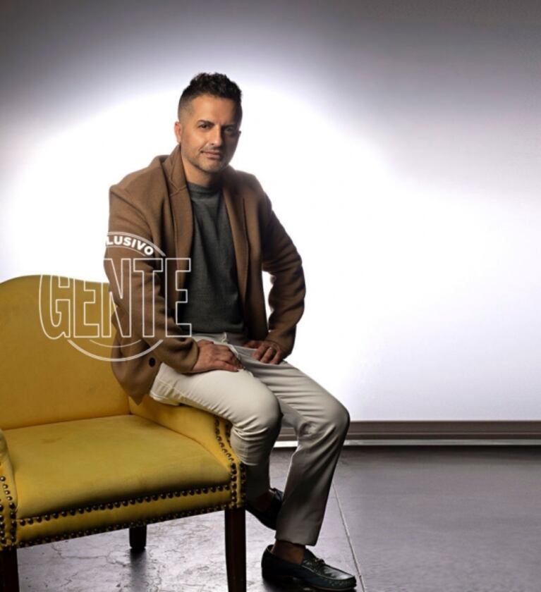 Ángel de Brito posó súper canchero y seductor en la producción para Gente: "Me divierte ser indescifrable"