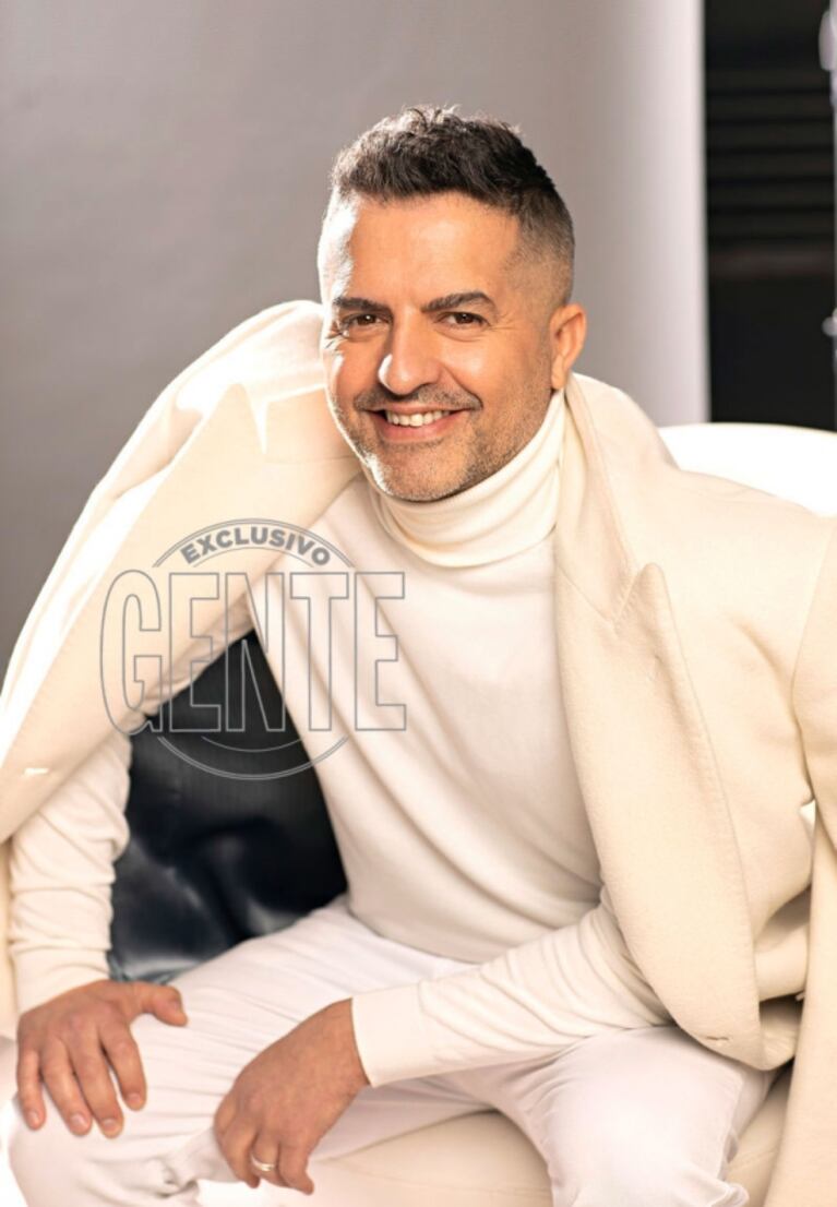 Ángel de Brito posó súper canchero y seductor en la producción para Gente: "Me divierte ser indescifrable"