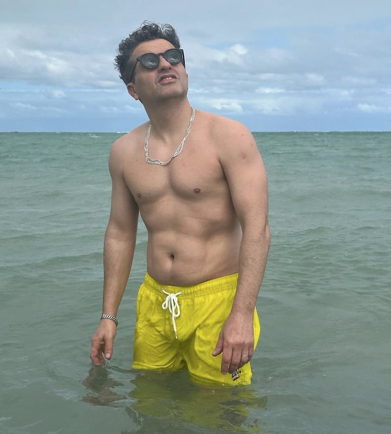 Ángel de Brito se mostró sensual en la playa y las famosas reaccionaron: “Esos ravioles estaban escondidos”