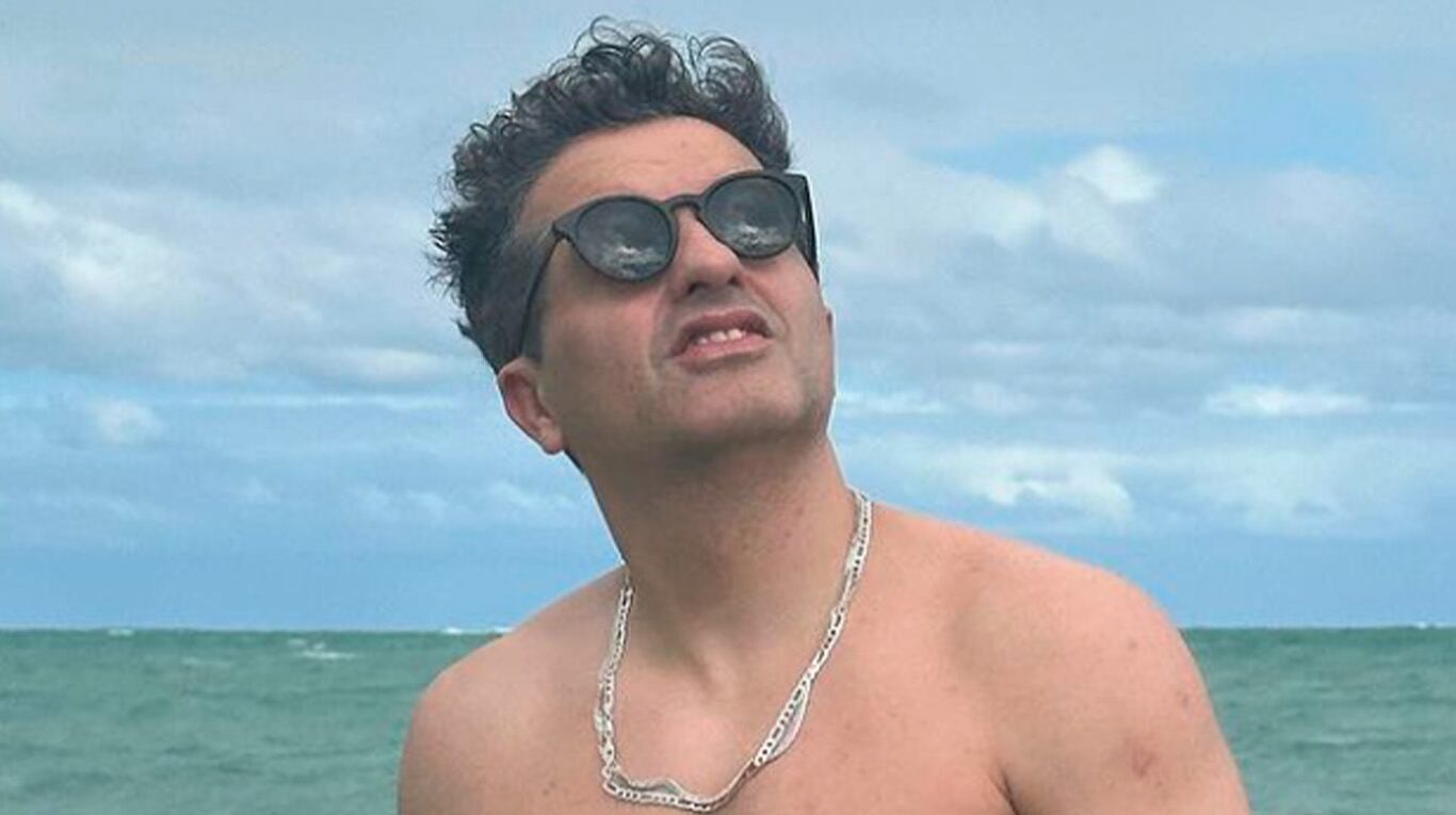 Ángel de Brito se mostró sensual en la playa y las famosas reaccionaron: “Esos ravioles estaban escondidos”