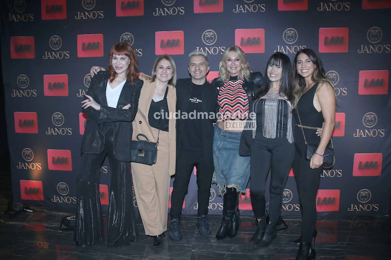 Ángel de Brito y las angelitas en el festejo de los 2000 programas de LAM (Fotos: Movilpress).