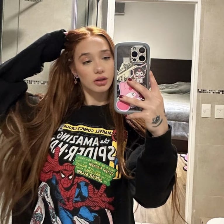 Ángela Torres compartió una selfie frente al espejo de su habitación, donde se puede ver parte de la decoración del dormitorio.
Fuente: Instagram
