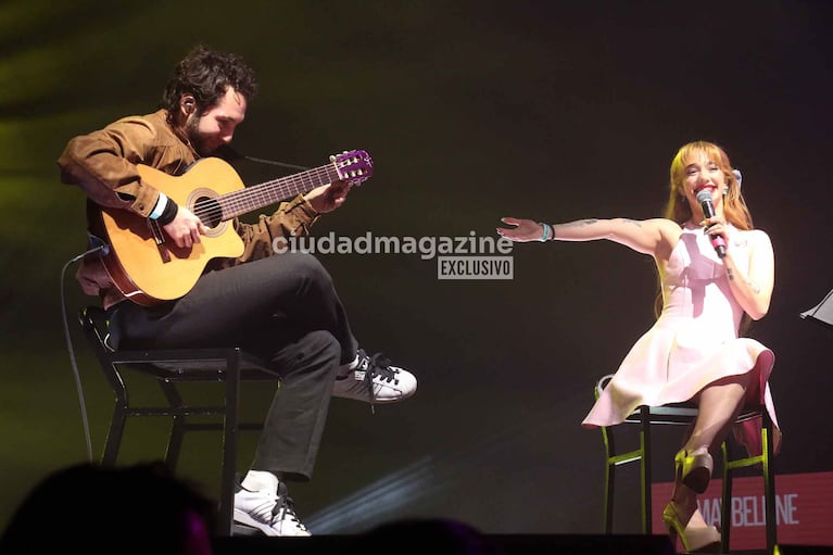 Ángela Torres y su guitarrista. Foto: Movilpress.