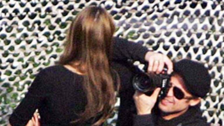 Angelina Jolie y Brad Pitt, a los besos