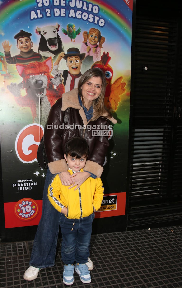 Angie Balbiani con su hijo en el estreno de La Granja de Zenon (Foto: Movilpress).