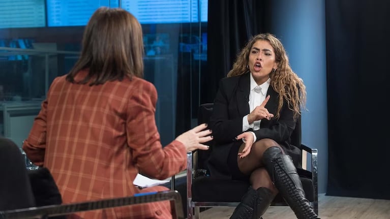 Anita Espósito en entrevista, con sus rulos naturales y look renovado. Crédito Captura Infobae