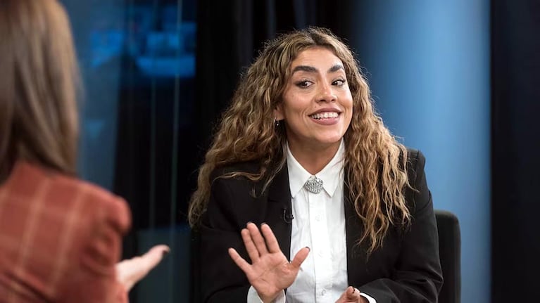 Anita Espósito en entrevista, con sus rulos naturales y look renovado. Crédito: Infoabe