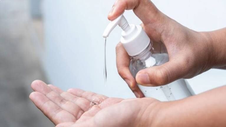 Anmat prohibió la comercialización y uso de un alcohol en gel que se vendía por Mercado Libre