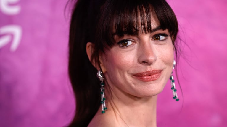Anne Hathaway brilló en la alfombra roja neoyorquina. (Foto: KENA BETANCUR AFP)