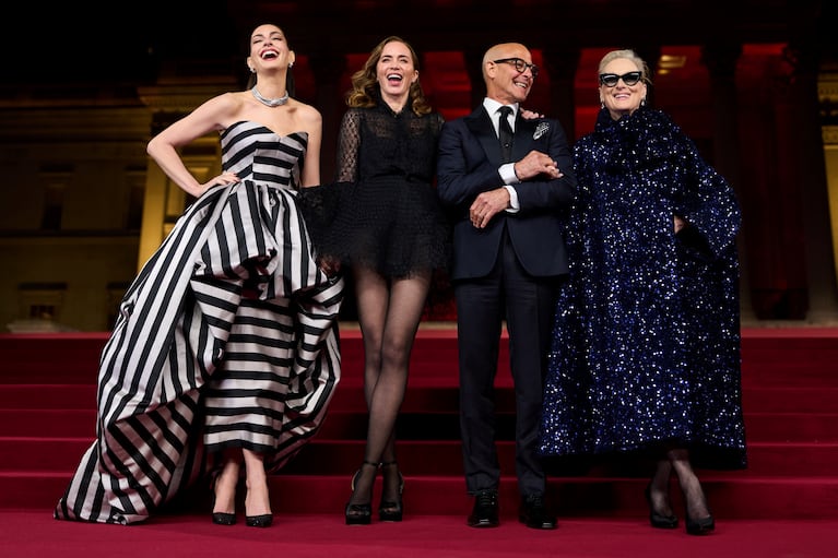 Anne Hathaway, Emily Blunt, Santely Tucci y Meryl Streep en la 'A Night With Runway' en la National Gallery de Londres en el marco de la premiere de El Diablo Viste a la Moda 2 (Foto: AP).