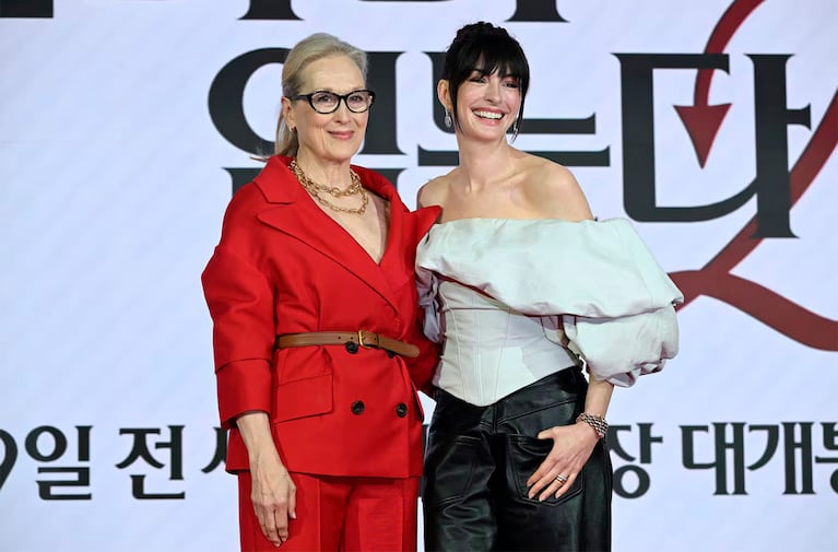 Anne Hathaway y Meryl Streep en la premiere El Diablo Viste a la Moda 2 en Seúl (Foto: AFP).