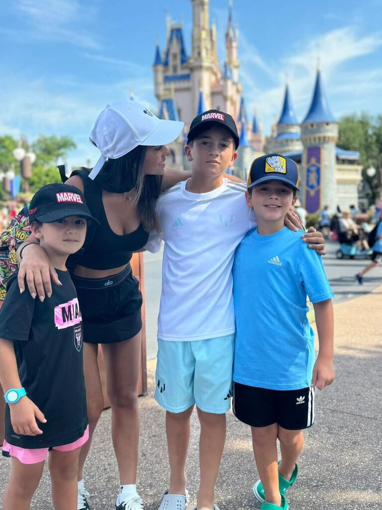 Antonela aterrizó en la tierra de la fantasía con sus tres nenes, Thiago, Ciro y Mateo.