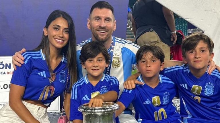 Antonela Roccuzzo combinó su camiseta argentina con pantalón blanco y cartera Chanel. (Foto: Instagram/@antonelaroccuzzo)