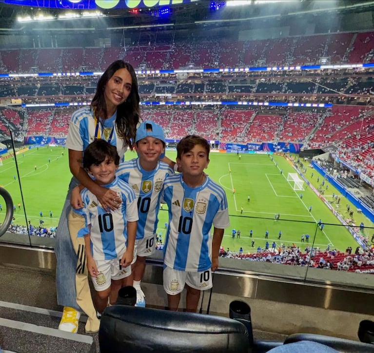 Antonela Roccuzzo con Mateo, Thiago y Ciro Messi.