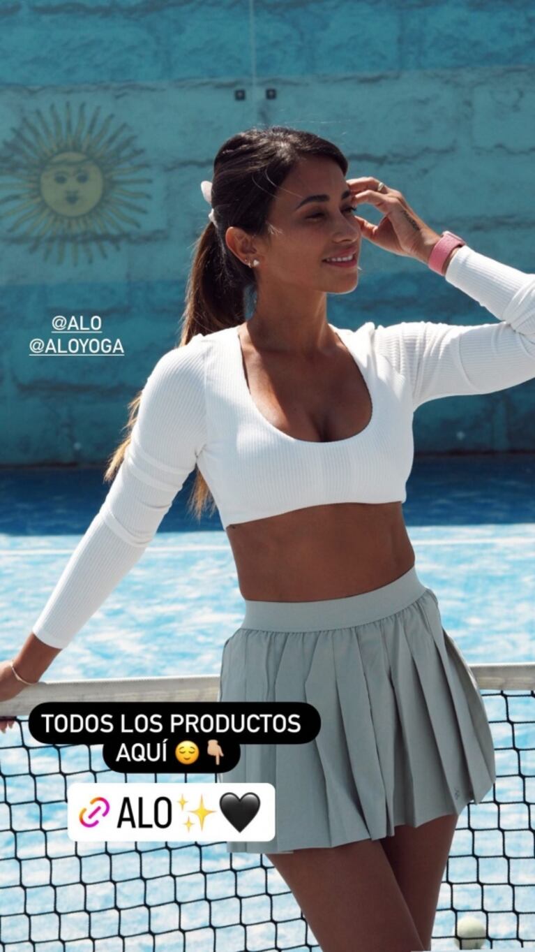 Antonela Roccuzzo deslumbró con su look para jugar al pádel: escotado top blanco y mini celeste