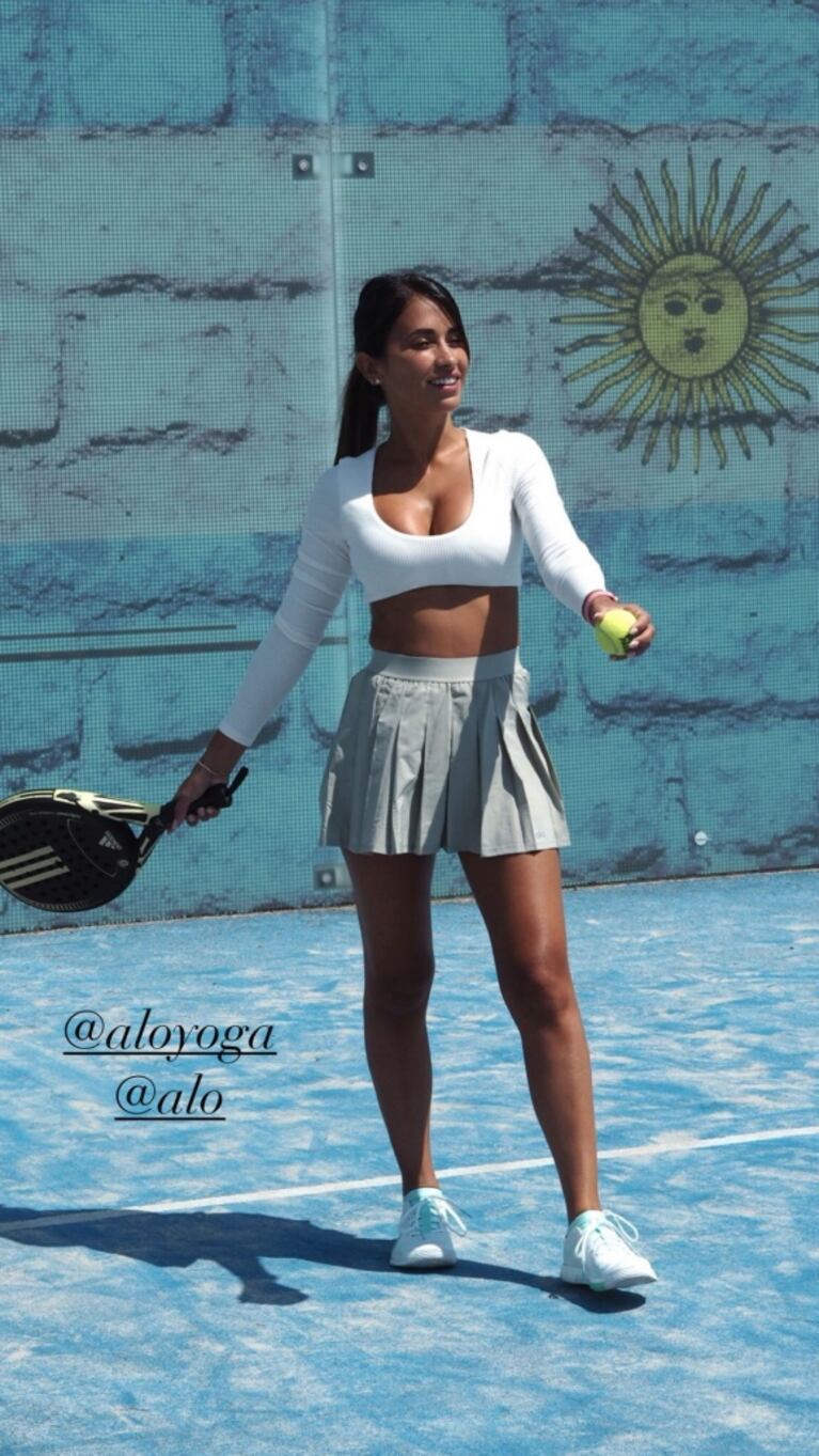 Antonela Roccuzzo deslumbró con su look para jugar al pádel: escotado top blanco y mini celeste