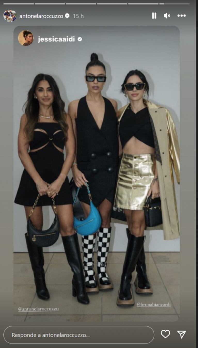 Antonela Roccuzzo deslumbró en el Fashion Week de París: botas altas y jugado escote