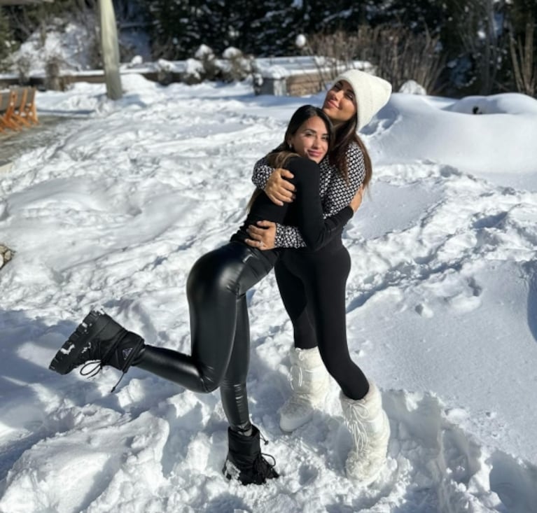 Antonela Roccuzzo eligió un look total black para la nieve y se convirtió en tendencia