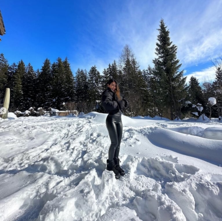 Antonela Roccuzzo eligió un look total black para la nieve y se convirtió en tendencia