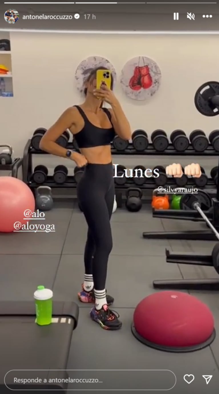 Antonela Roccuzzo impactó con un outfit total black para entrenar: top, calzas y medias altísimas